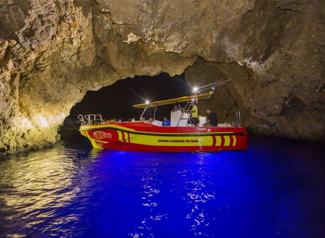 Barco con iluminacion nocturna